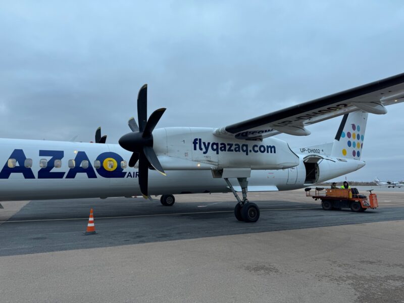 Un Dash8-Q400NG de Qazaq Air (désormais Vietjet Qazaqstan), immatriculé UP-DH002, à l'aéroport de Kostanaï (Kazakhstan)