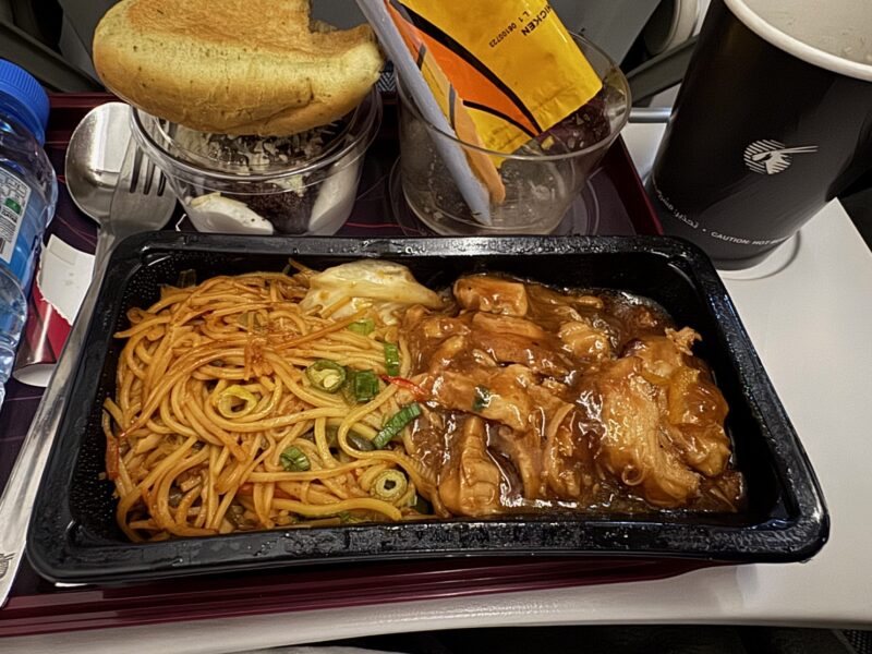 Vue de détail sur le plat chaud servi à bord du vol QR391 entre Doha et Almaty (octobre 2025)