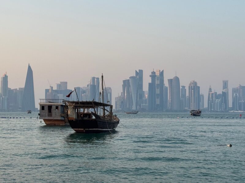 Des dhows traditionnels à Doha (Qatar), près de la Corniche avec la skyline de West Bay en arrière-plan