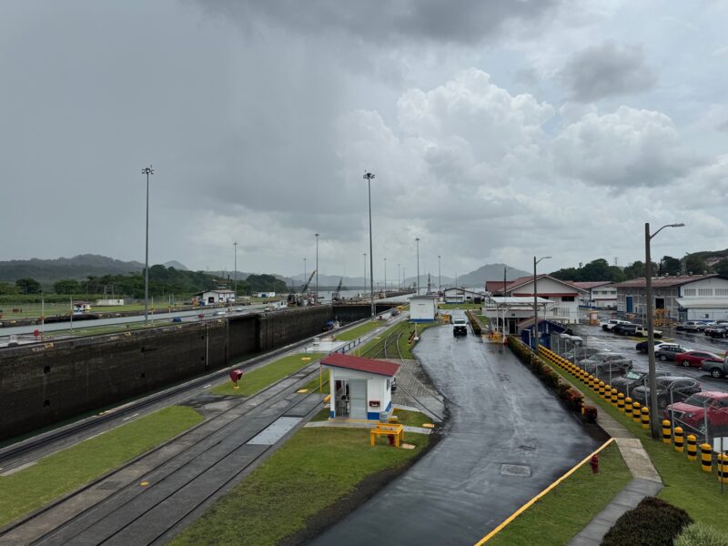 Vue sur les écluses et le lac de Miraflores, en regardant vers le nord (en direction de la mer des Caraïbes)