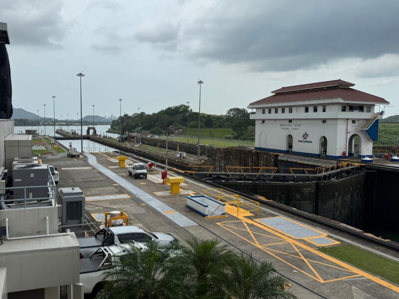 Les deux écluses de Miraflores, en direction de Panama et de l'océan Pacifique