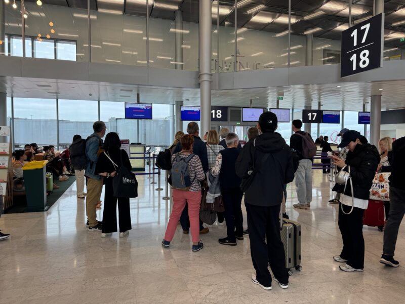 La porte d'embarquement du vol QR44 au terminal 1 de l'aéroport de Paris-Roissy-Charles-de-Gaulle