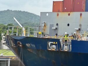 Deux membres d'équipage, sur le pont du navire CMA CGM Abu Dhabi lors de son passage de l'écluse de Miraflores, sur le canal de Panama
