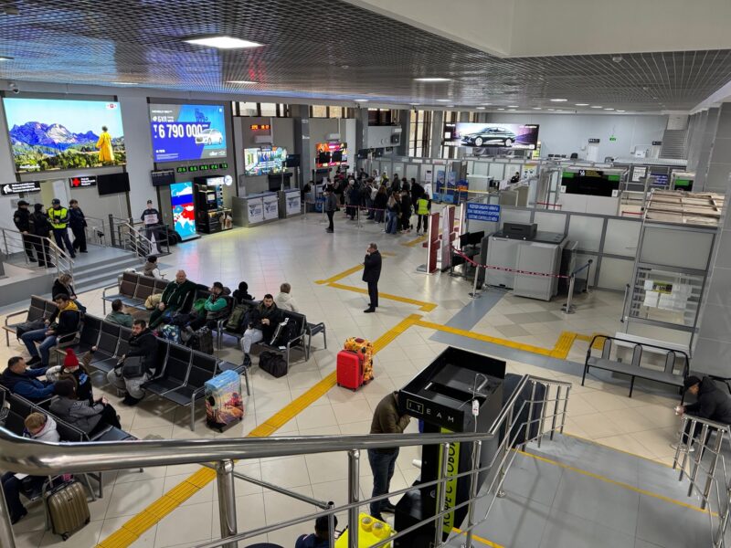 Vue globale sur l'intérieur du terminal de l'aéroport de Kostanaï (Kazakhstan)