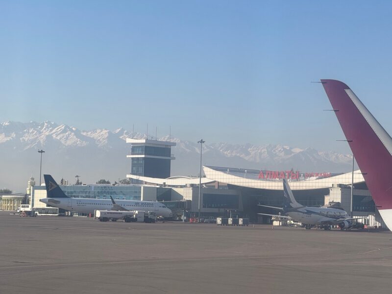 La vue sur les montagnes en arrière-plan de l'aéroport d'Almaty, à l'arrivée du vol QR391 en provenance de Doha