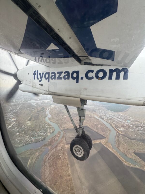 La vue depuis le hublot avant d'atterrir à l'aéroport de Kostanaï (Kazakhstan)