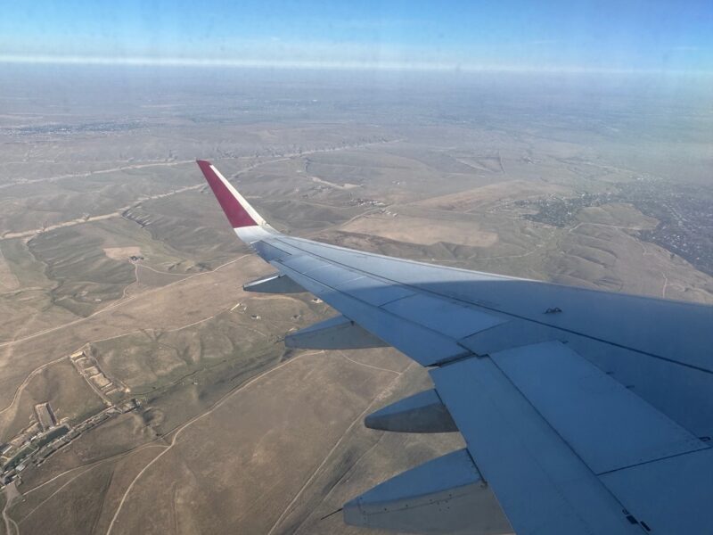 Vue par le hublot en approche vers l'aéroport d'Almaty (Kazakhstan)