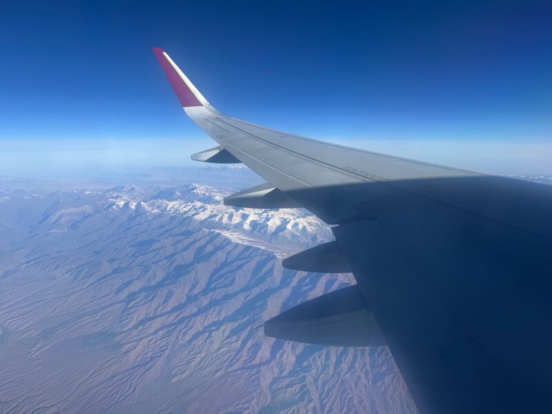 Vue aérienne des montagnes de l'Alataou depuis le hublot du vol QR391 entre Doha et Almaty (octobre 2025)