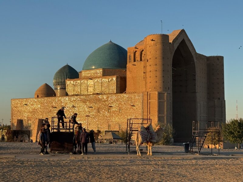 Vue large sur le mausolée d'Ahmed Yasavi à Turkestan (Kazakhstan)