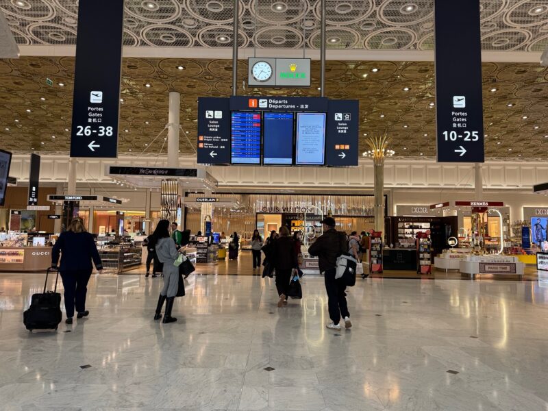 La zone des magasins Duty Free au terminal 1 de l'aéroport de Roissy-Charles-de-Gaulle