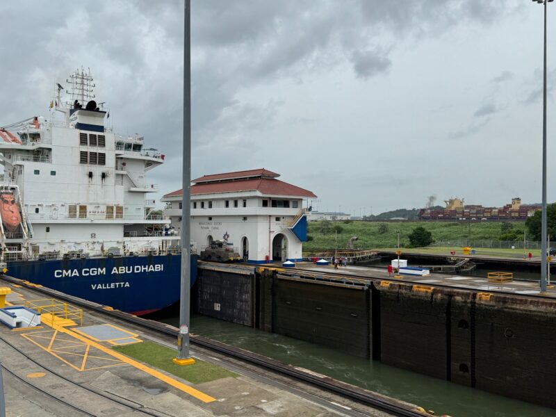 Le CMA CGM Abu Dhabi et un méga porte-conteneurs de MSC, franchissant les écluses de Miraflores sur le canal de Panama