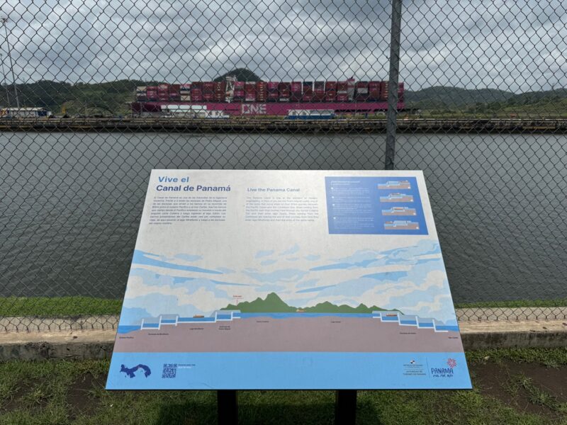 Un panneau décrivant les différentes écluses du canal de Panama, au niveau de l'écluse de Pedro Miguel