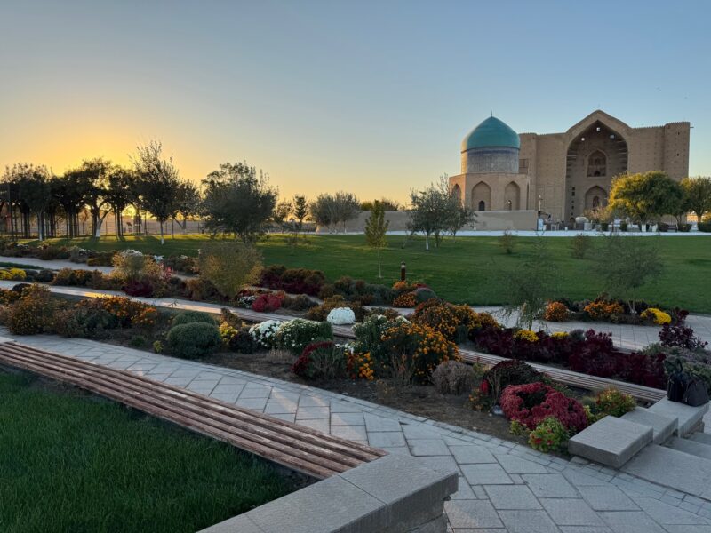 Vue des jardins autour du mausolée d'Ahmed Yasavi à Turkestan (Kazakhstan)