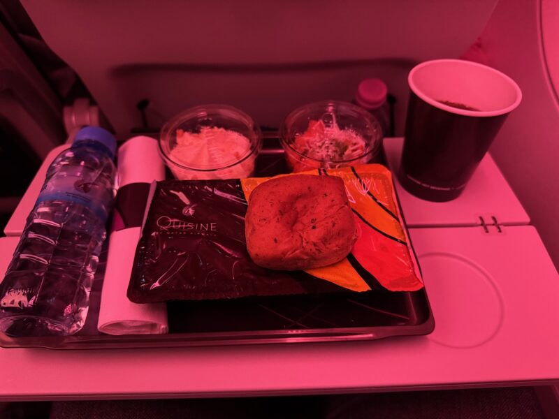 Le plateau-repas distribué à bord du vol QR44 entre Paris-CDG et Doha (octobre 2025)