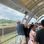 Des touristes sur les plateformes d'observation du Miraflores Visitor Center, au bord des écluses de Miraflores sur le canal de Panama