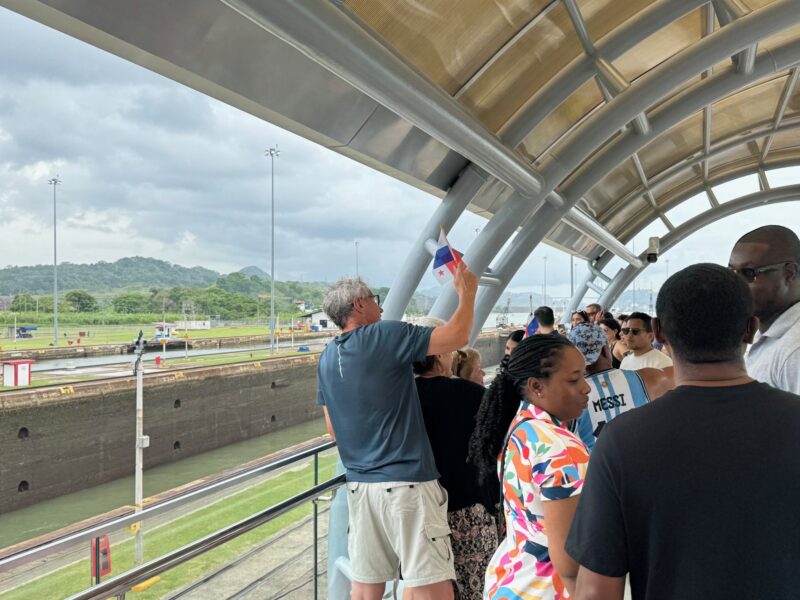 Des touristes sur les plateformes d'observation du Miraflores Visitor Center, au bord des écluses de Miraflores sur le canal de Panama