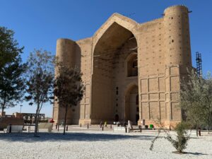 Vue du portail avant du mausolée d'Ahmed Yasavi à Turkestan (Kazakhstan), en travaux lors de mon voyage