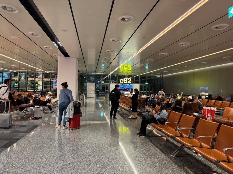Mon vol QR391 à destination d'Almaty embarque par bus depuis la porte C62 de l'aéroport international Hamad de Doha