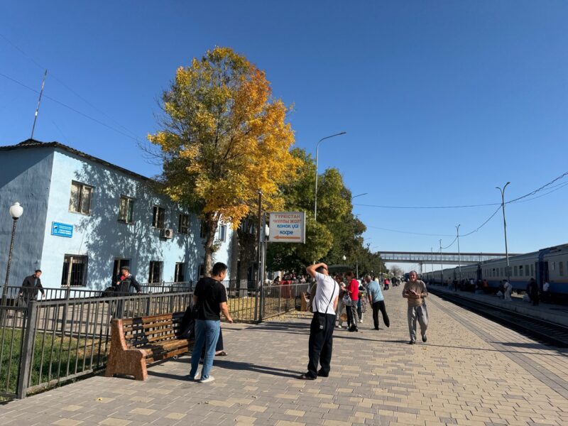 Vue sur le quai de la gare de Turkestan, à l'arrivée de mon train depuis Chymkent (Kazakhstan), en octobre 2025