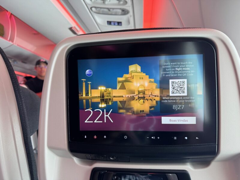 Vue sur l'écran personnel du siège 22K d'un Airbus A350-900 de la compagnie aérienne Qatar Airways
