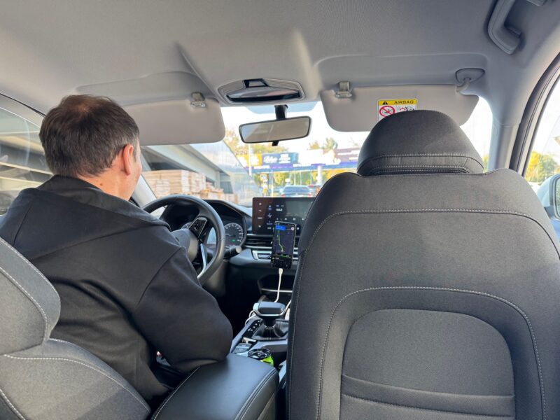 Depuis l'aéroport d'Almaty, l'application Yandex (le Uber local) permet de rejoindre facilement le centre-ville