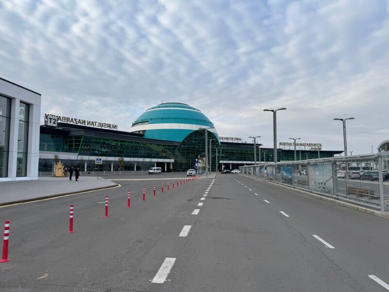 La vue sur le terminal 1 de l'aéroport Nursultan Nazarbayev d'Astana (Kazakhstan)
