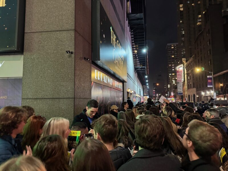 Les acteurs de la comédie musicale de Broadway The Great Gatsby (au premier plan, John Zdrojeski) se prêtant au jeu des autographes, à la sortie du show