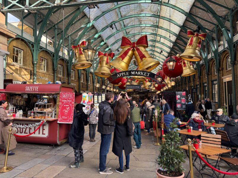En décembre, le marché des artisans (Apple Market) de Covent Garden se transforme en un véritable marché de Noël