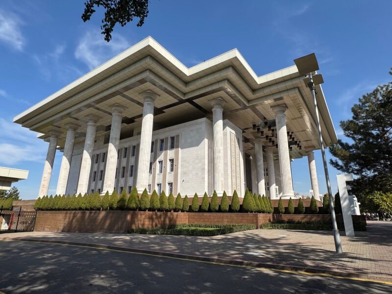 Un bâtiment imposant, mais que je n'ai pourtant jamais réussi à identifier, dans le quartier de l'ancienne résidence présidentielle à Almaty