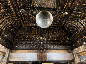 La boule à facette à l'entrée du théâtre rappelle que le Studio 54 était l'une des boîtes de nuit les plus en vue de New York à l'époque disco