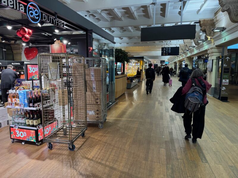 Après les contrôles en Gare du Nord, quelques boutiques duty free et stands de restauration sont disponibles dans l'espace d'attente