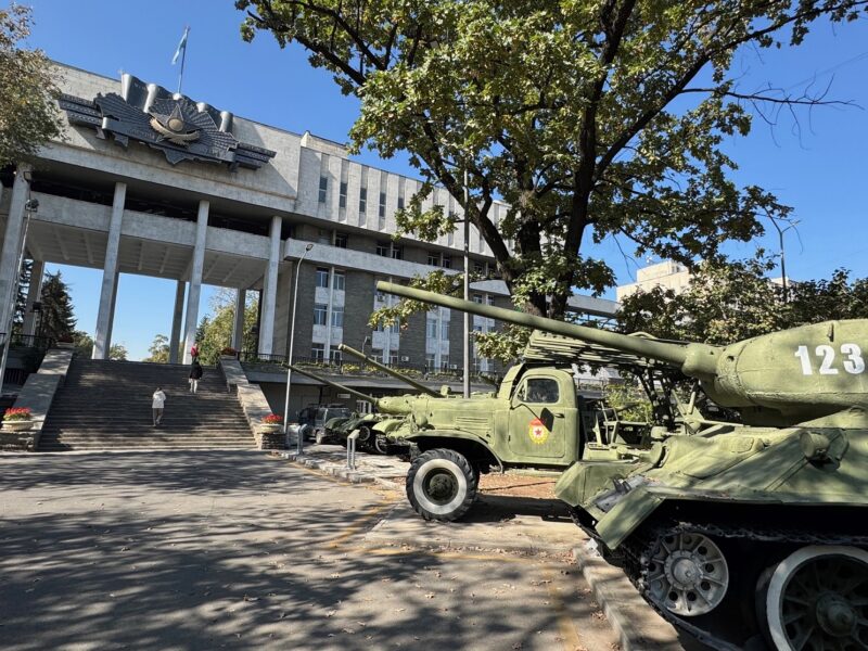 Des chars militaires exposés devant le musée de l'histoire militaire d'Almaty (dont je n'ai pas réussi à trouver l'entrée !)