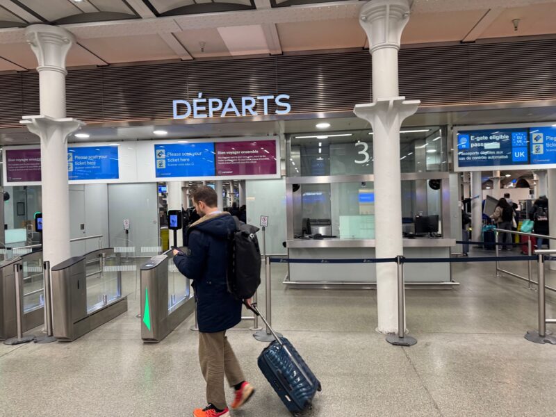 Au départ de St Pancras à Londres, les passagers de l'Eurostar doivent faire contrôler leur billet sur des bornes automatiques avant de passer les contrôles de sécurité et passeport