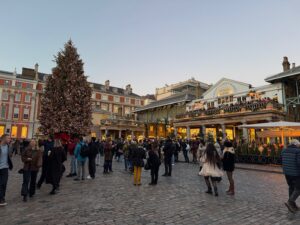 Pendant les fêtes de Noël, la place du marché de Covent Garden est décorée d'un sapin de Noël géant