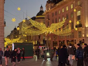 Vue sur les décorations de Noël de Regent Street, près de Piccadilly Circus à Londres (décembre 2025)