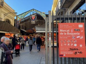 Vue sur l'entrée du marché de la Boqueria, sur la Rambla de Barcelone (entre la Place de Catalogne et le théâtre du Liceu)