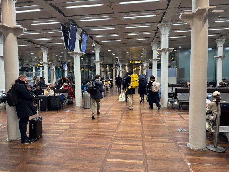 L'espace d'attente après les contrôles et avant l'embarquement en Eurostar, à la gare de St Pancras à Londres (Royaume-Uni)