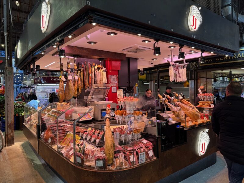 L'étal d'un vendeur de charcuterie ibérique au Mercat de la Boqueria, sur la Rambla de Barcelone