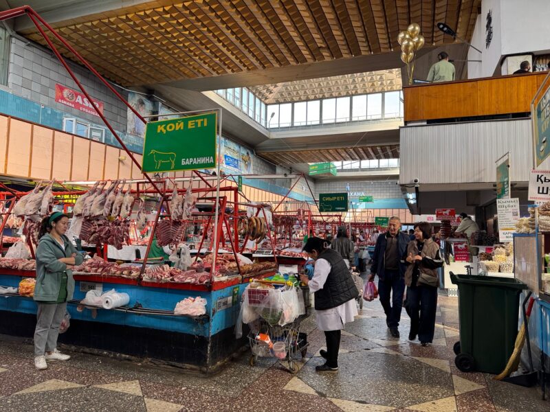 Le lieu le plus impressionnant du Green Bazar d'Almaty est sans conteste la grande halle où se concentre le cœur de la vie du bazar