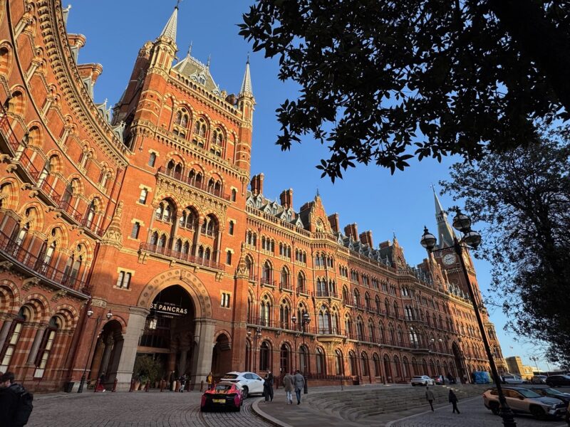 La façade de style gothique victorien de la Gare de St Pancras à Londres