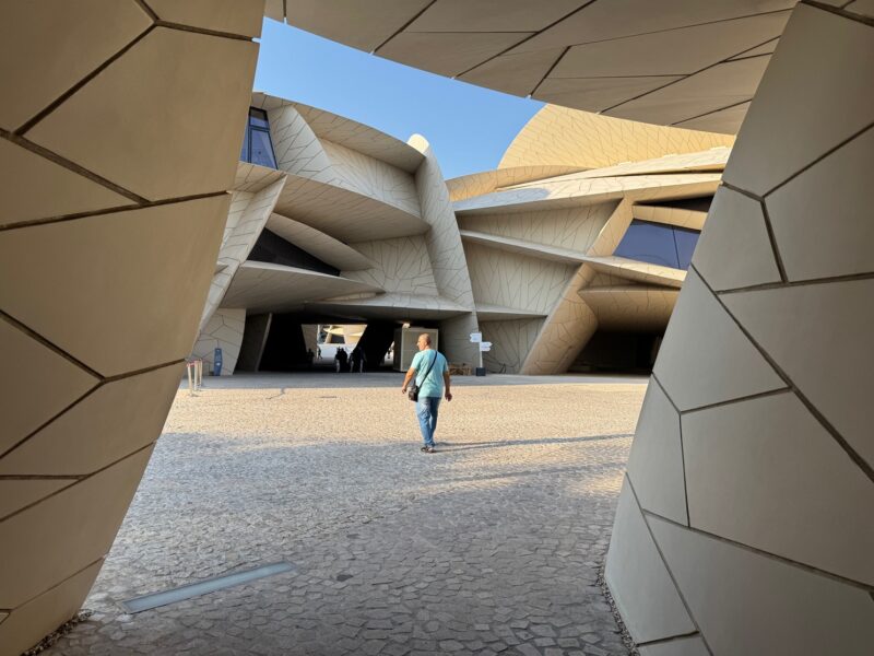 L'architecture du musée national du Qatar, signée de l'architecte français Jean Nouvel, s'apprécie surtout depuis l'extérieur du musée
