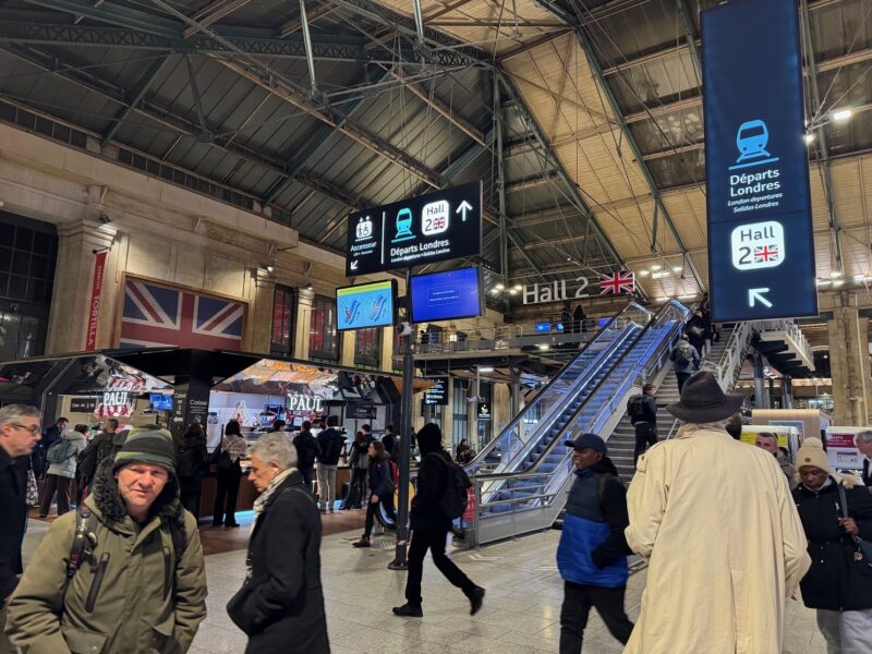 La mezzanine vers le hall 2 de la Gare du Nord, à Paris, d'où embarquent les passagers vers Londres en Eurostar