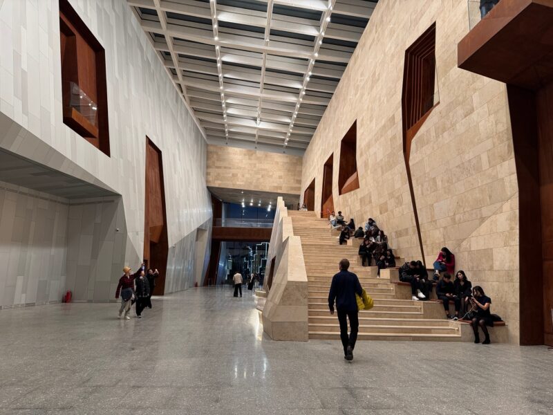 Le hall d'accueil à l'entrée du musée des Arts d'Almaty (Kazakhstan)