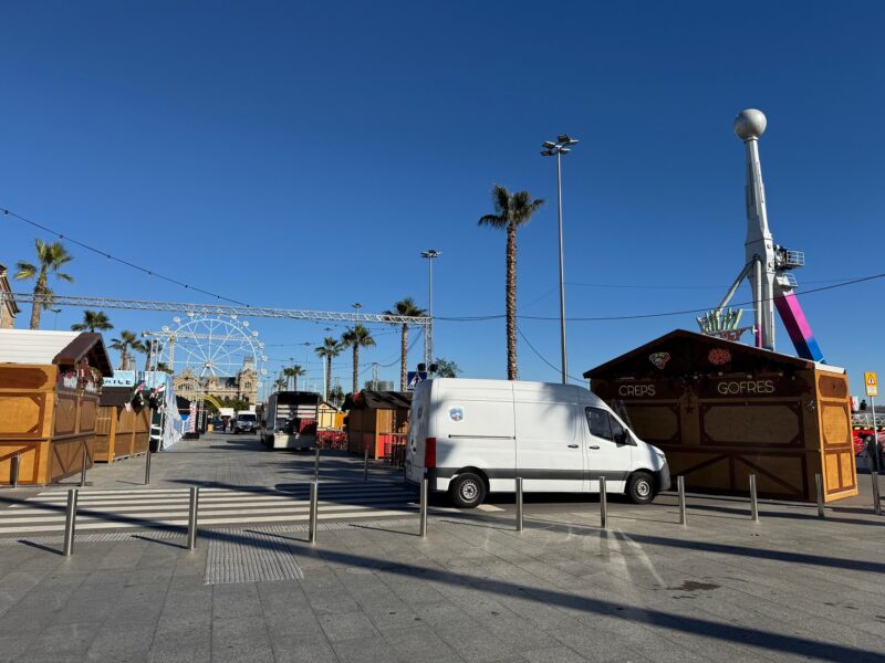 Le marché de Noël Nadal al Port Vell en cours d'installation, près du vieux port de Barcelone