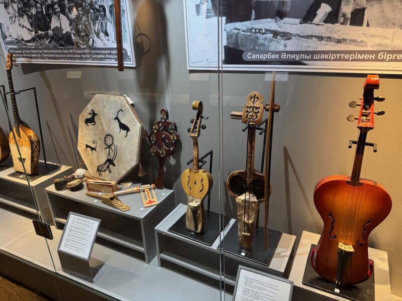 Des instruments exposés au musée national des instruments de musique du Kazakhstan, près du parc des 28 gardes de Panfilov