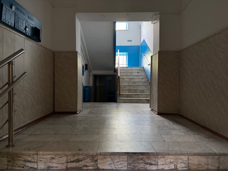 Le hall de l'immeuble dans lequel se trouve l'ancien appartement du poète Sabit Mukanov, rue Tolebaev, devenu aujourd'hui un musée