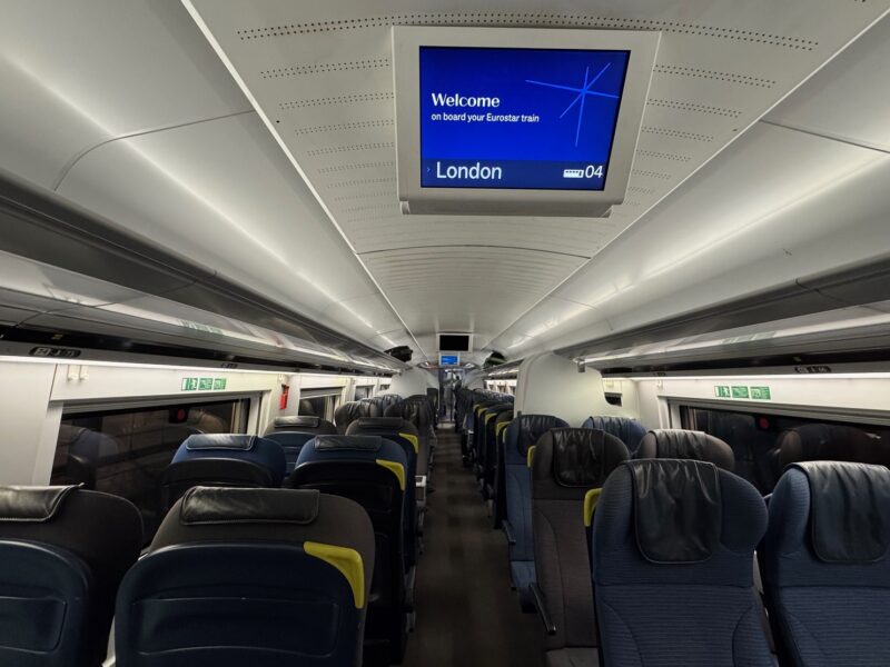 L'intérieur des voitures de l'Eurostar est configuré en 2-2, avec quelques "carrés" de 4 sièges en vis-à-vis