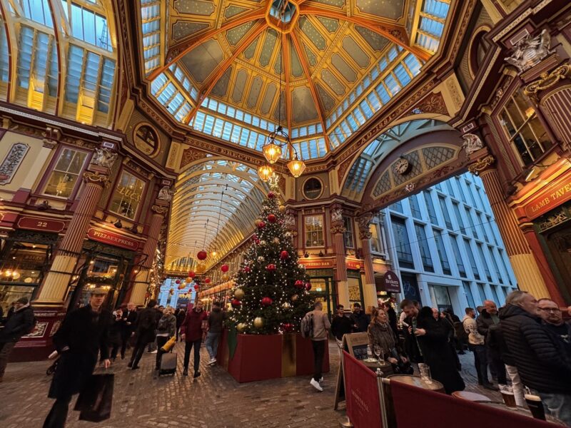 Leadenhall Market est l'un des marchés historiques de Londres, et sa Lamb Tavern est un lieu de rendez-vous prisé des hommes d'affaires du quartier !