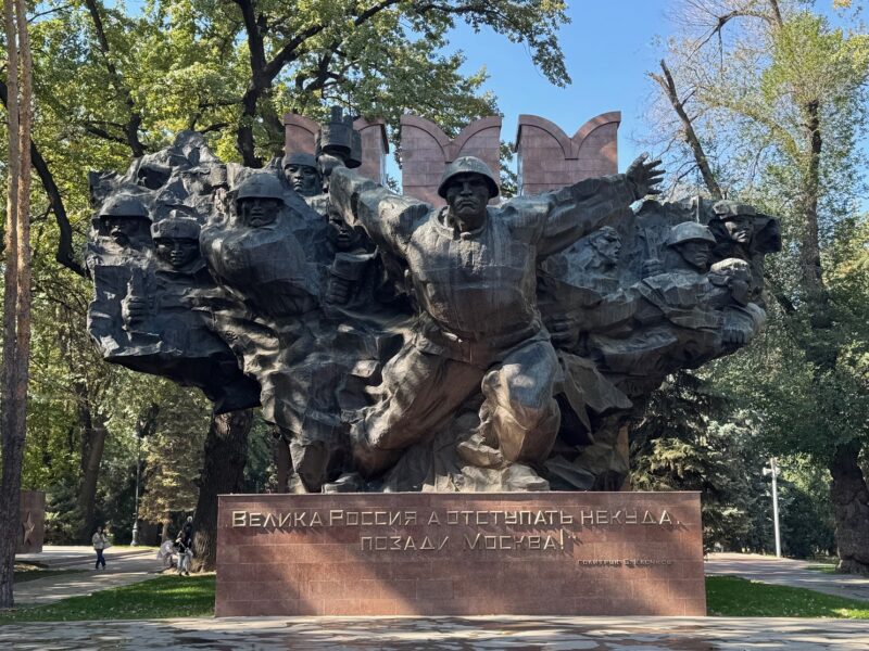 Le mémorial de la Gloire est un énorme monument de style réaliste soviétique, à la gloire des héros de l'armée russe