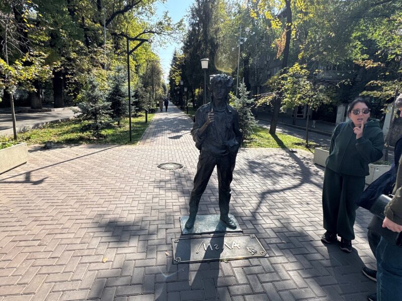 Le monument Viktor Tsoï, une star de rock soviétique, sur la rue Tolebaev à Almaty (Kazakhstan)